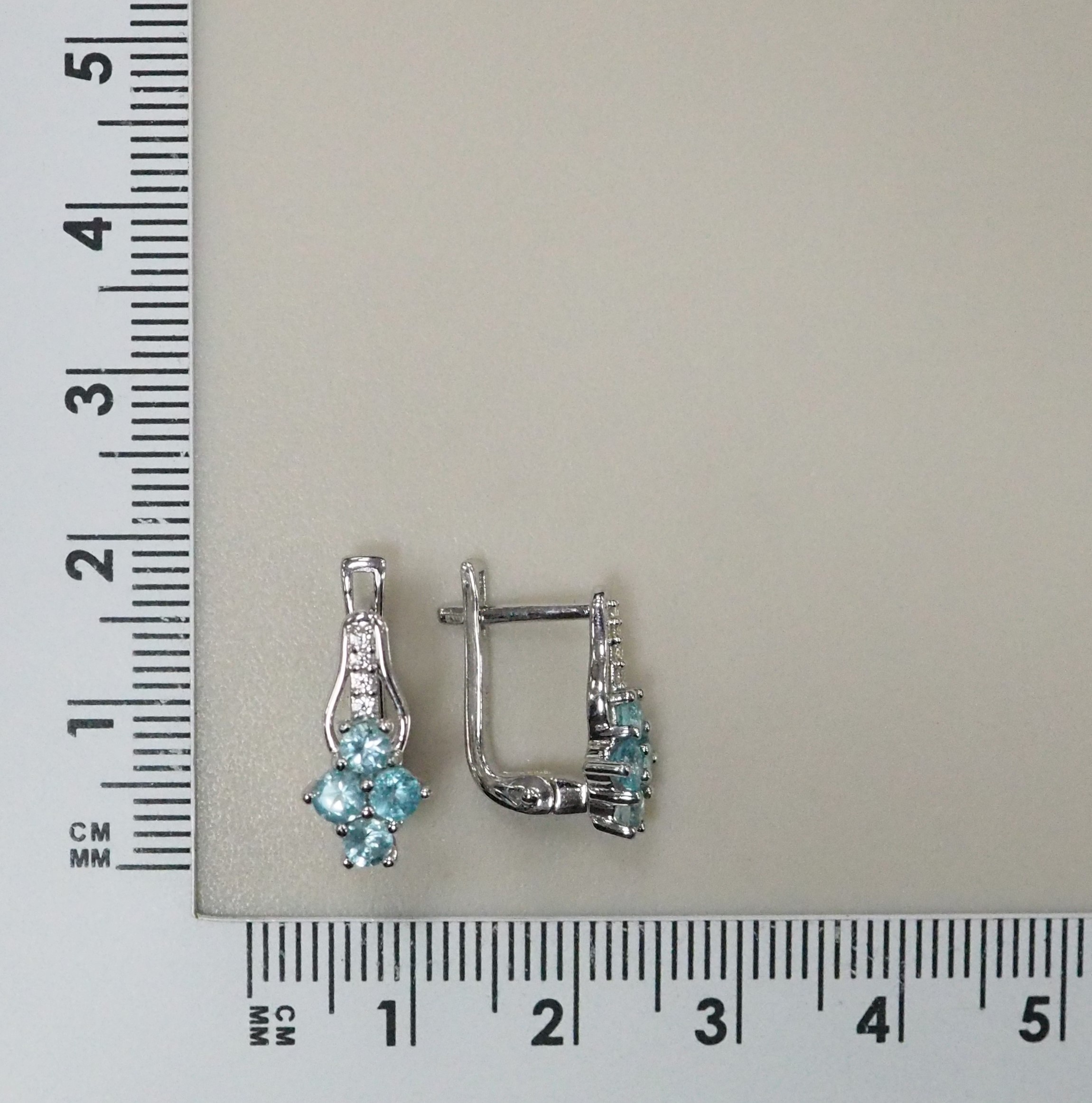 Серебряные серьги с апатитами